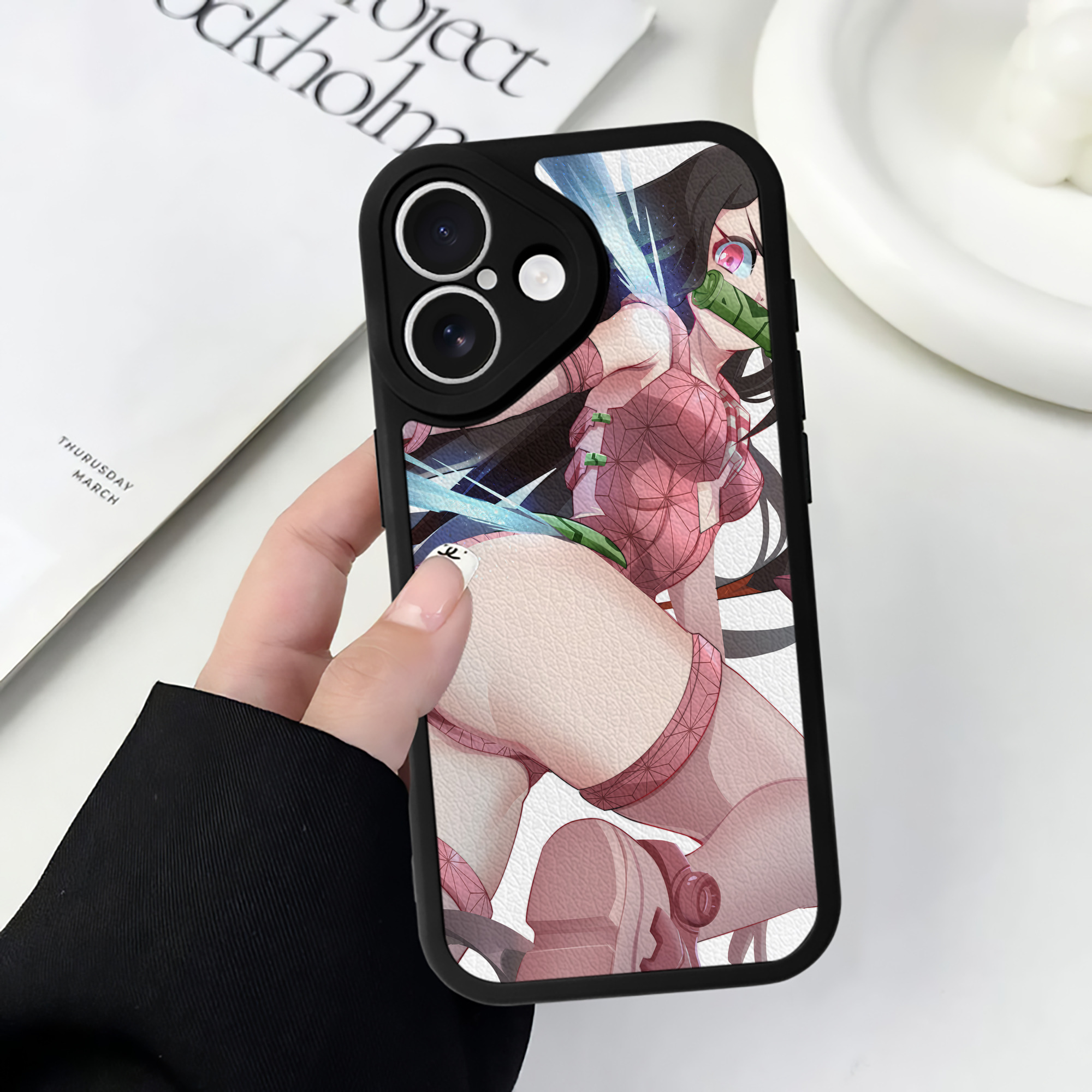 （画像用） 鬼滅の刃（きめつのやいば）竈門 禰󠄀豆子／かまど ねずこ Kamado Nezuko 【iPhone 16シリーズ対応】シリコンスマホケース（レザー調） 材質：シリコン
